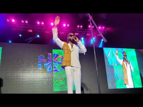 Flavour Performed LEVELS In Abuja, As He Made This Billionaires Dance So Crazy