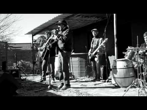 Calle Yacaré, Ensaya Chau Pinela.