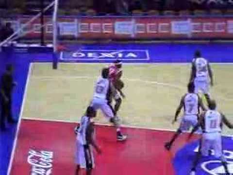 01 26-10-07 Luik-BCO - Beresterke Davis neemt eigen rebound