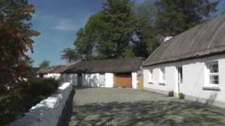 preview picture of video 'Cassie's Thatched Cottage Inishowen'