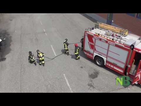 Newsbiella: Pompieri, addestramento su auto incendiata - Spegnimento con acqua