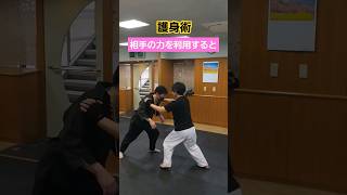 力を利用して投げる。