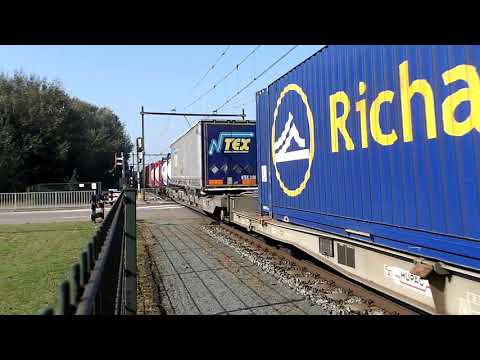 Vectron Hupac met een fraaie Intermodaal Container Trein te Blerick Nederland 10.10.2021 👍👍👍👍👍👍👍👍👍👍🚂