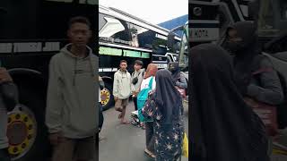 Download lagu Antrian Penumpang Bus Sudiro Tungga Jaya Terminal Maospati Magetan mp3