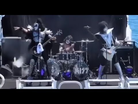 KISS playing to Sharks, And I want to interview Bob Kulick.