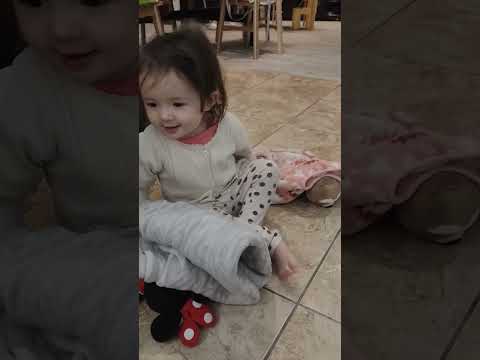 保育園の先生のマネしてぬいぐるみをお昼寝させる１歳児😂🥰 #ハーフ