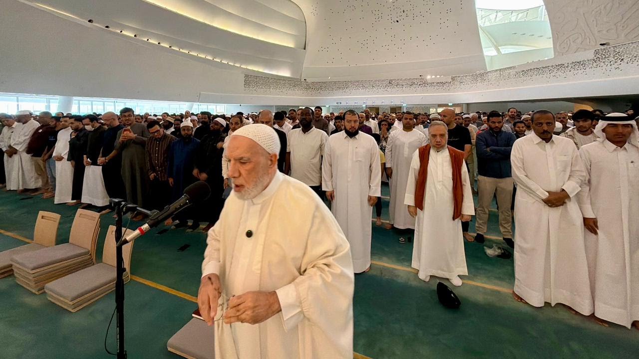 خطبة الجمعة مباشر من قطر بحضور آلاف المصلين