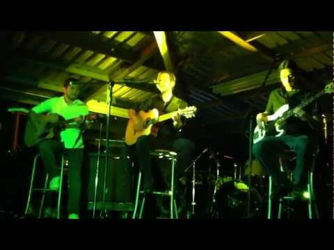 Guitarreada (Que debo hacer, Te extraño un poco, Dicen) de Sergio Sacoto