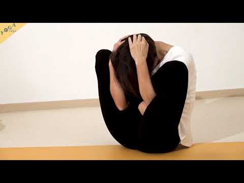 Embryo im Lotus mit Händen hinter dem Kopf Garbhasana Grundstellung - Yoga Asana Lexikon