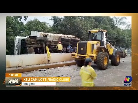 Caminhão tomba e mata pedestre em São Domingos