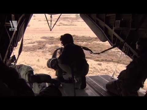 Hubschrauber CH-53 trainiert - Staublandung