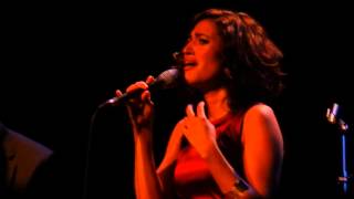 Elena Gadel cantando "Bebiendo a sorbos" en la sala Foyer del Liceo