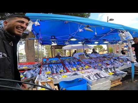 I visited the fish stalls in Izmir Torbalı Market and bought bonito (Fish is cheap today) October...