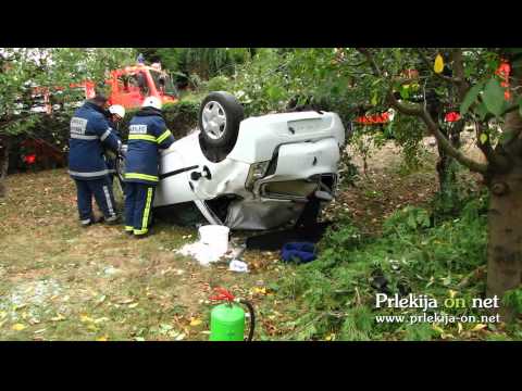 Vozilo se je prevrnilo na streho