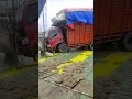 DETIK DETIK MOBIL TRUK TERJATUH KELAUT SAAT NAIK KAPAL FERRY DI PELABUHAN BUBON ACEH BARAT