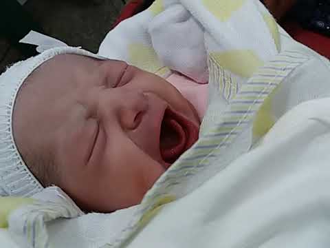 Bebê chorando ao nascer