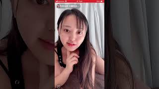 ライブ配信　際どいショーパンで足をマッサージするから見えます