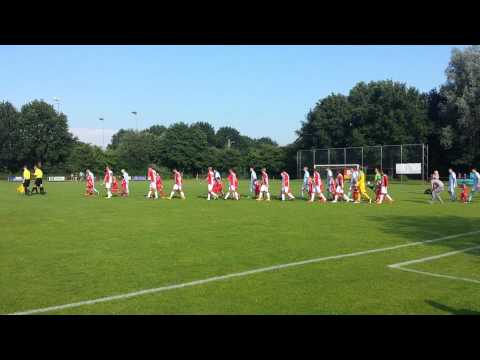 VV Bargeres - FC Emmen, opkomst spelers.