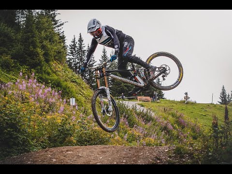 Ma dove vanno in camicia a pedalare sul Montello!?