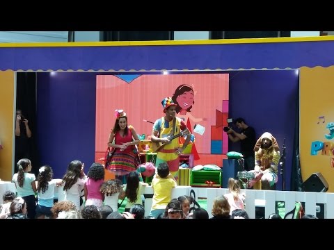 Grandes Pequeninos cantando Livro Te Faz Livre na Pracinha Musical do Salvador Shopping (01/10/2016)