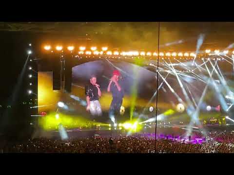 Tiziano Ferro e Lorenzo Jovanotti cantano "Penso Positivo" allo Stadio Olimpico di Roma