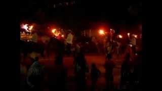 preview picture of video 'Marcha con antorchas alrededor de la plaza en Zicuirán el 15 de Septiembre de 2012'