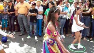 preview picture of video 'Niños bailando Waka Waka Carnavales turisticos Bocono 2011'