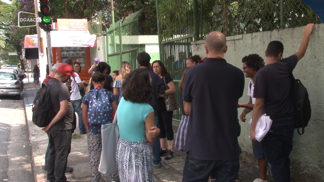 Apeoesp faz ato contra fechamento de salas de aula na rede estadual;