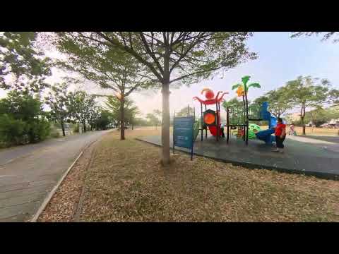 045, Caminhando pela margem do rio e parque infantil de Cianjhen ao meio-dia, cidade de Kaohsiung, ilha de Taiwan.