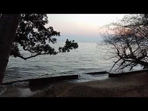 Deruan Ombak Pantai Umang-Umang