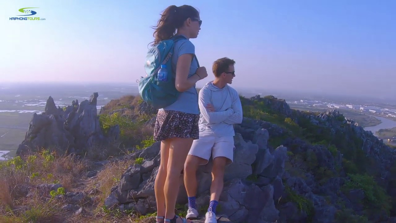 Experience a virtual trek to Elephant Mountain with tourists.