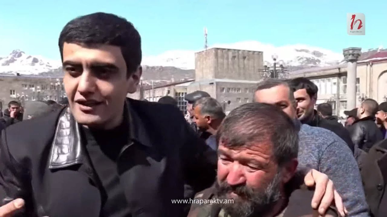 Առուշ Առուշանյանին դիմավորում են զուռնա-դհոլով