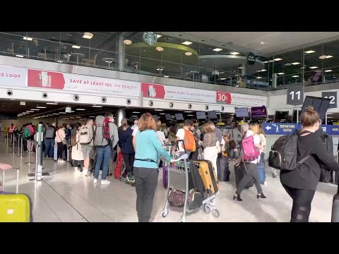 Terminal 1 do aeroporto de Dublin Andando no duty free