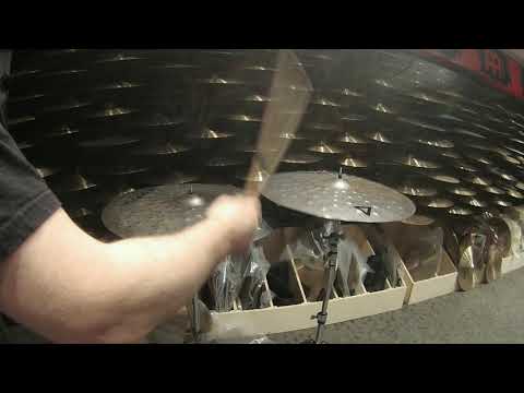 Quick comparison video of the Istanbul Agop XIST Dry Dark 22 and 20 crashes