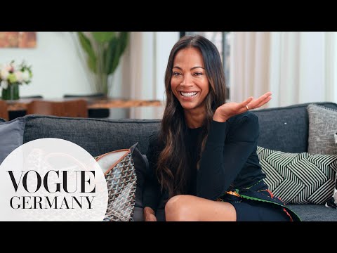 Zoe Saldaña öffnet ihre Tasche ‒ mit Ray Ban-Brille & Lieblingslektüre  | In The Bag | VOGUE