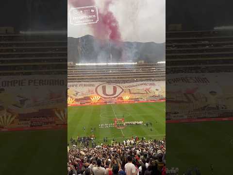 "Espectacular recibimiento a la U en el CLÁSICO ante ALIANZA en el Monumental" Barra: Trinchera Norte &bull; Club: Universitario de Deportes &bull; País: Peru