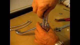 Instalar grifo monomando en fregadero de encimera de cocina.