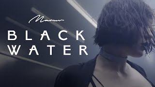 Kadr z teledysku Black Water tekst piosenki Maruv & Boosin