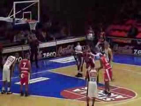 23 20-10-07 Leuven-BCO - Na de time-out zet Davis ook zijn b