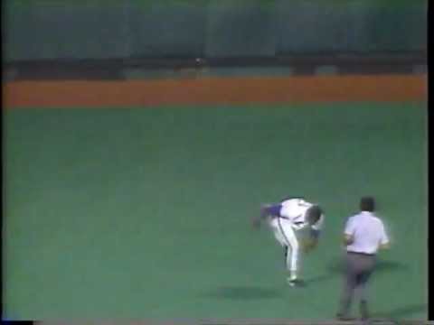BO JACKSON TUMBLING CATCH IN LEFT FIELD - JULY 16, 1987