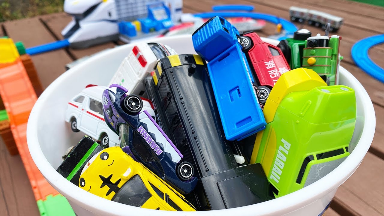 プラレールのコースとトミカのおもちゃBOXから電車やはたらくくるまがたくさんでてくるよ。何が出るかな？【ウピさん＆おもちゃのＫＡＮちゃんねる】