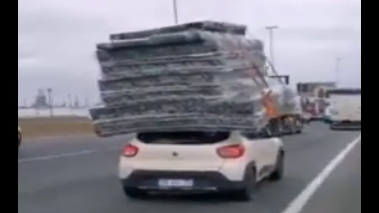 LO MULTARON ..POR CARGAR SIETE COLCHONES, EN EL TECHO DEL AUTO EN LA AUTOPISTA