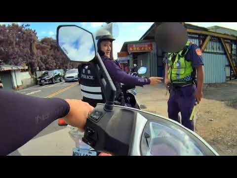 員警在路口認真指揮交通卻被抓，怎回事？