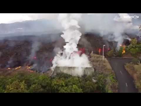 Drohnenvideo von Vulkanausbruch :Lava bringt Wasser in Swimm.
