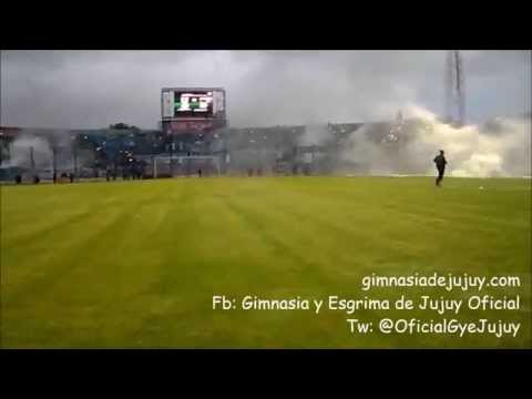 "Recibimiento del público ante Nueva Chicago" Barra: La Banda de la Flaca &bull; Club: Gimnasia y Esgrima Jujuy