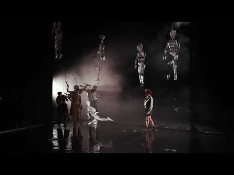 Παράδειγμα αξιοποίησης της τέχνης του κουκλοθεάτρου σε προωθητικό βίντεο της σύγχρονης θεατρικής παράστασης Τα κύματα [Les Vagues] της [[#Virginia Woolf [Βιρτζίνια Γουλφ]#]] από το θέατρο Théâtre de la Tempête σε σκηνοθεσία της [[#Élise Vigneron [Ελίζ Βινιερόν]#]], 2024. 