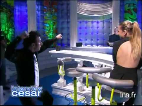 Pause bisous de Magloire et Michaël Youn - Archive INA