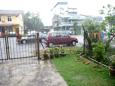 Tn Guru Nik Aziz Prays For Rain And Rain He Got. Who Da Man!!!!!
