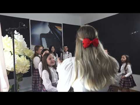 Corul Amadeus Academy -Pe campul cu florile (Cover)