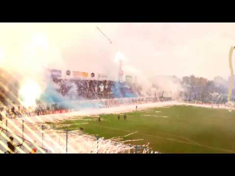 "Atlético Tucuman vs Belgrano. Recibimiento 8/5/16" Barra: La Inimitable &bull; Club: Atlético Tucumán